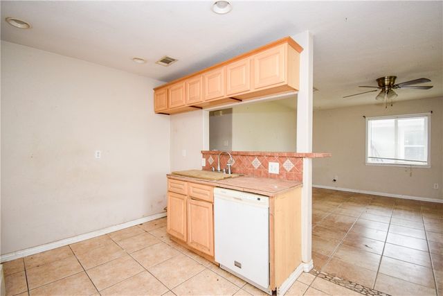 728 S Fuqua St, Rockport, TX 78382