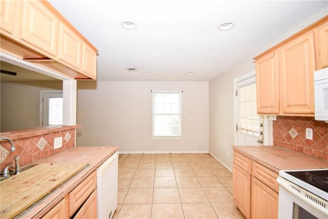 728 S Fuqua St, Rockport, TX 78382