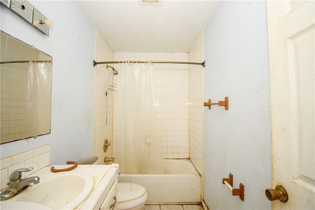 728 S Fuqua St, Rockport, TX 78382
