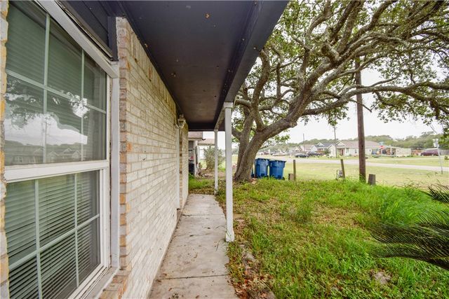 728 S Fuqua St, Rockport, TX 78382