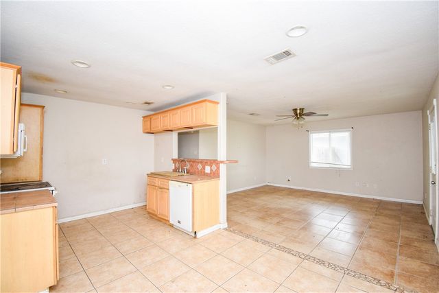 728 S Fuqua St, Rockport, TX 78382