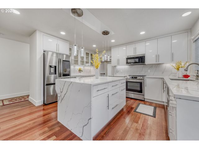 9818 Se CLATSOP St, Portland, OR 97266