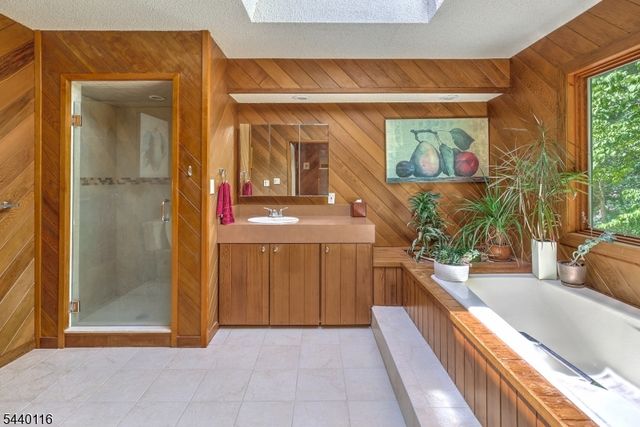 5 Thads Hill Rd, Bethlehem Twp., NJ 08827
