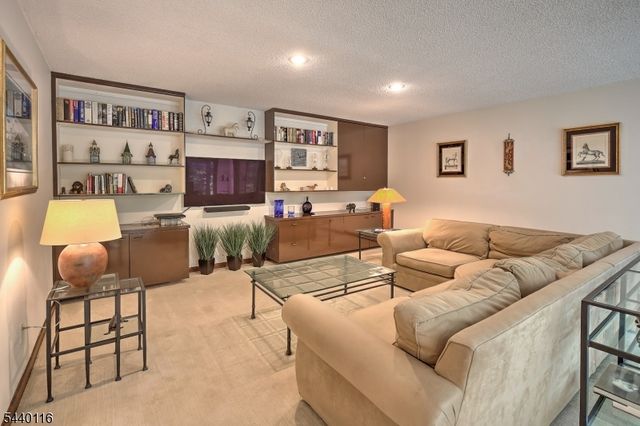 5 Thads Hill Rd, Bethlehem Twp., NJ 08827
