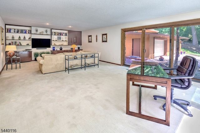 5 Thads Hill Rd, Bethlehem Twp., NJ 08827