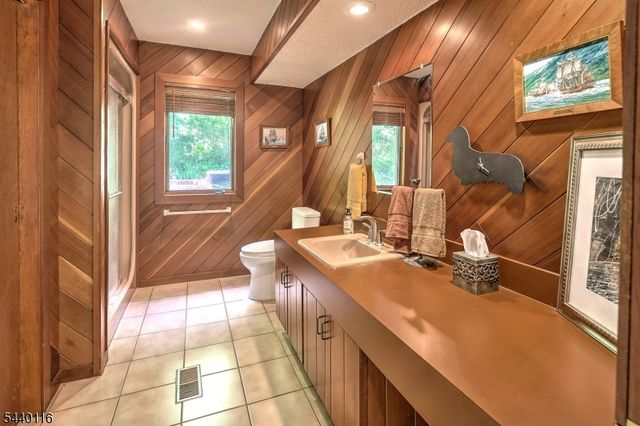 5 Thads Hill Rd, Bethlehem Twp., NJ 08827