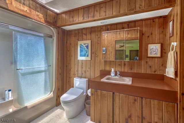 5 Thads Hill Rd, Bethlehem Twp., NJ 08827