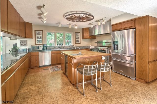5 Thads Hill Rd, Bethlehem Twp., NJ 08827