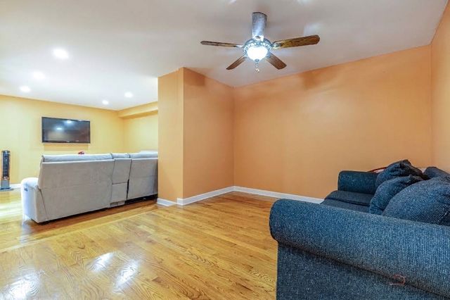 9105 HOLLYBERRY Avenue, Des Plaines, IL 60016