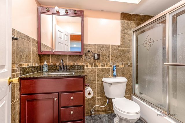 9105 HOLLYBERRY Avenue, Des Plaines, IL 60016