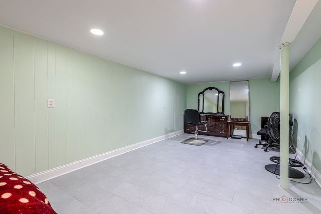 9105 HOLLYBERRY Avenue, Des Plaines, IL 60016