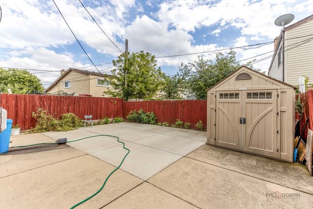 9105 HOLLYBERRY Avenue, Des Plaines, IL 60016