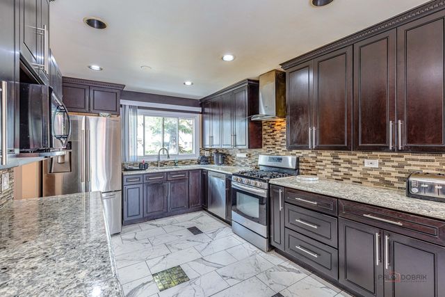 9105 HOLLYBERRY Avenue, Des Plaines, IL 60016
