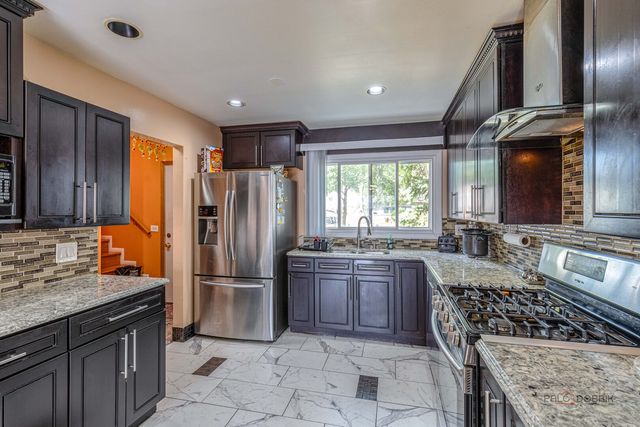 9105 HOLLYBERRY Avenue, Des Plaines, IL 60016