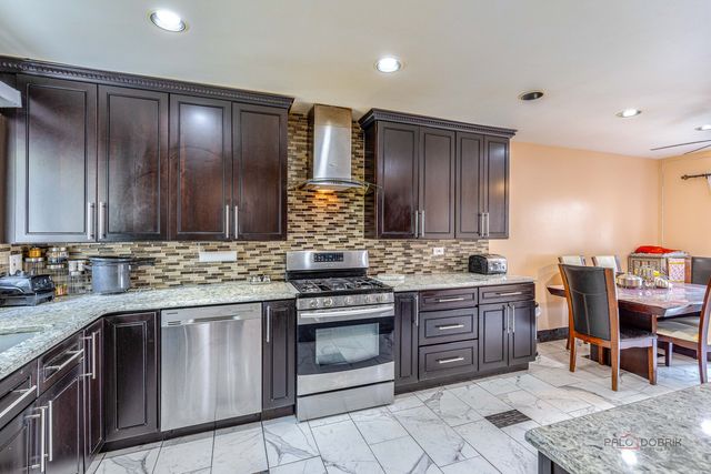 9105 HOLLYBERRY Avenue, Des Plaines, IL 60016