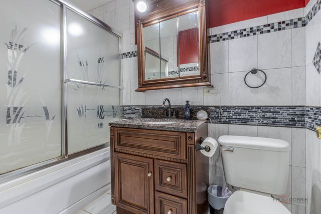9105 HOLLYBERRY Avenue, Des Plaines, IL 60016