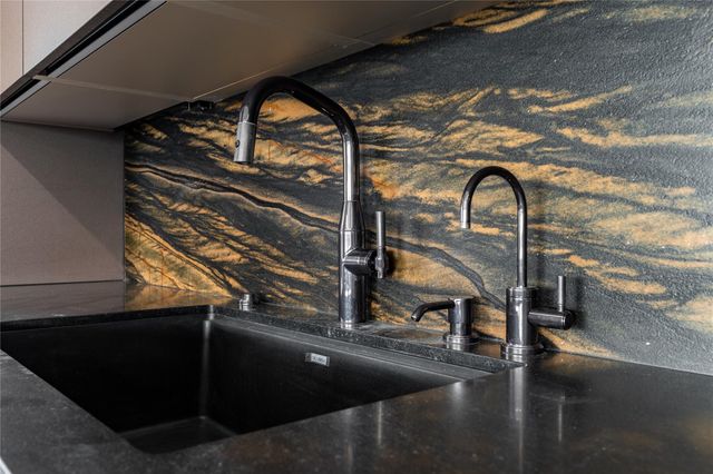 49 Briar Hollow Lane 1904, Houston, TX 77027