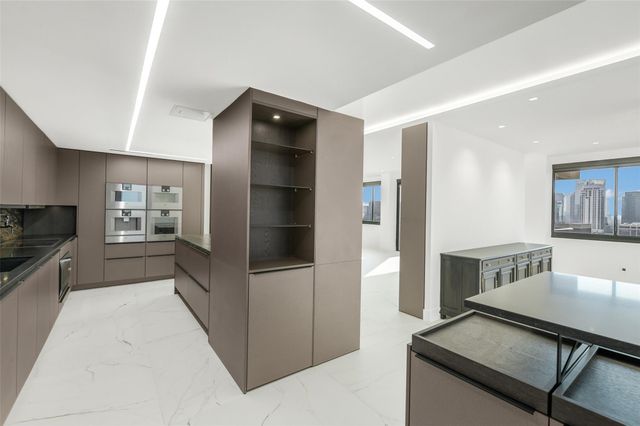 49 Briar Hollow Lane 1904, Houston, TX 77027