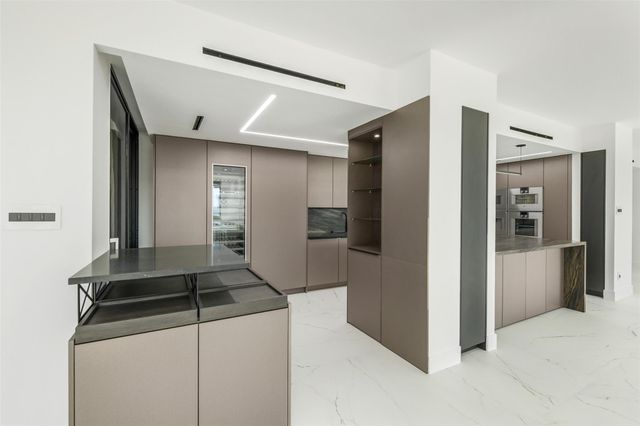 49 Briar Hollow Lane 1904, Houston, TX 77027