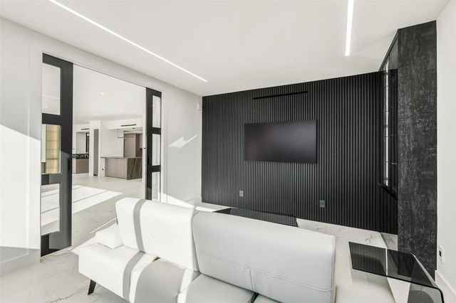 49 Briar Hollow Lane 1904, Houston, TX 77027