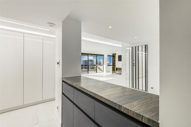 49 Briar Hollow Lane 1904, Houston, TX 77027