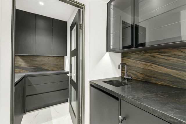 49 Briar Hollow Lane 1904, Houston, TX 77027