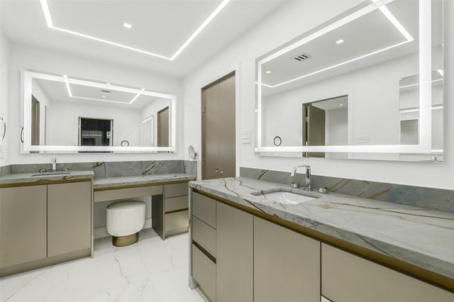 49 Briar Hollow Lane 1904, Houston, TX 77027