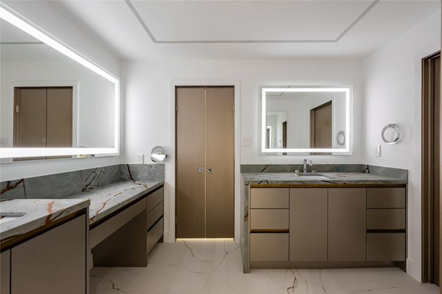 49 Briar Hollow Lane 1904, Houston, TX 77027