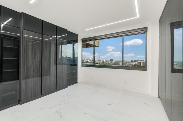 49 Briar Hollow Lane 1904, Houston, TX 77027