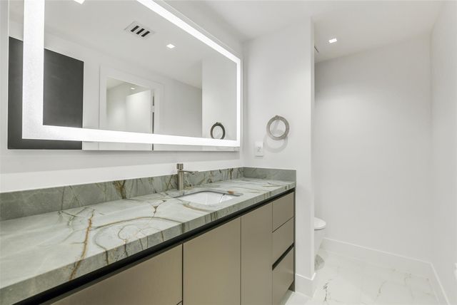 49 Briar Hollow Lane 1904, Houston, TX 77027