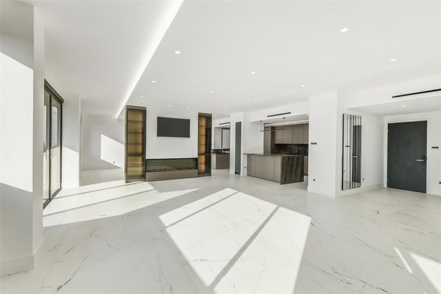 49 Briar Hollow Lane 1904, Houston, TX 77027