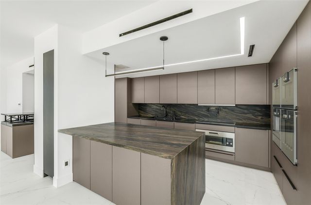 49 Briar Hollow Lane 1904, Houston, TX 77027