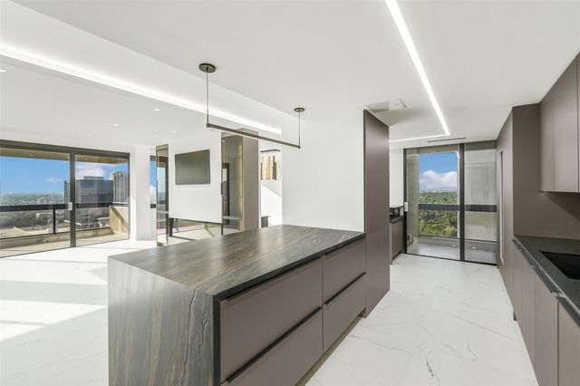 49 Briar Hollow Lane 1904, Houston, TX 77027