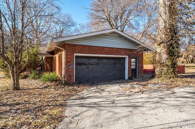 32 Briarcliffe Drive, Collinsville, IL 62234
