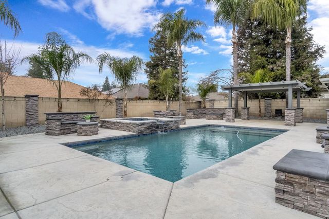 1885 N Frankwood Avenue, Reedley, CA 93654