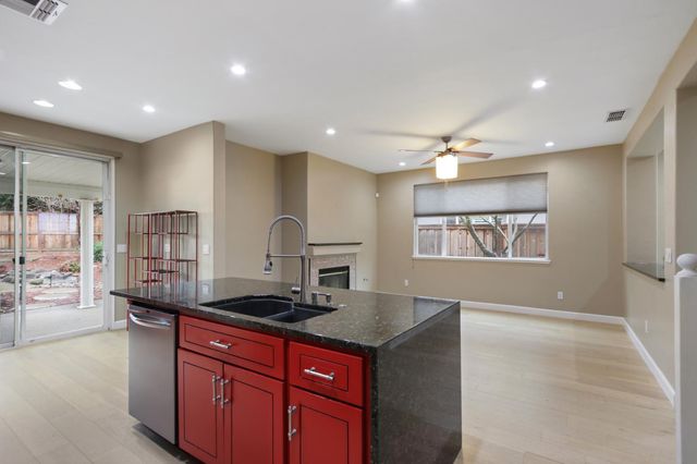 609 Granada Pass Dr, Roseville, CA 95678