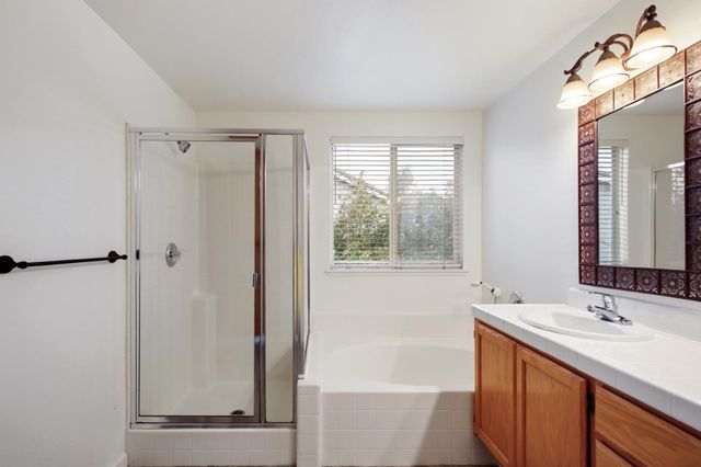 609 Granada Pass Dr, Roseville, CA 95678