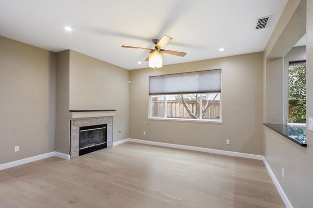 609 Granada Pass Dr, Roseville, CA 95678