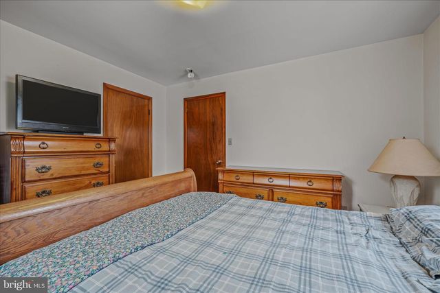 1635 FAIRVIEW DR, Berkeley Springs, WV 25411