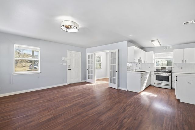 213 W Davis St, Kerrville, TX 78028