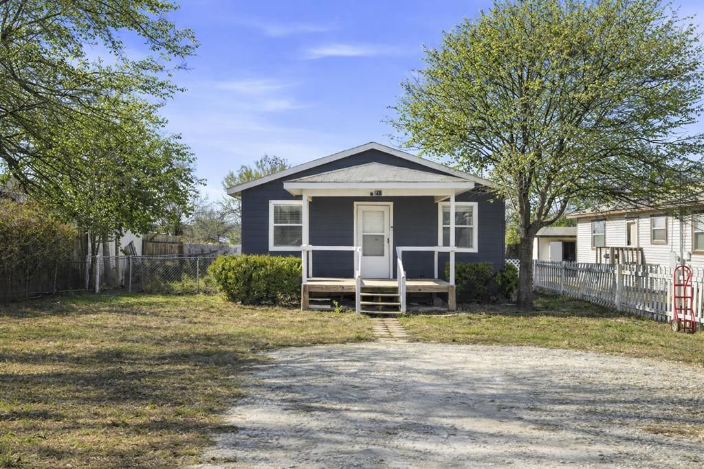 213 W Davis St, Kerrville, TX 78028