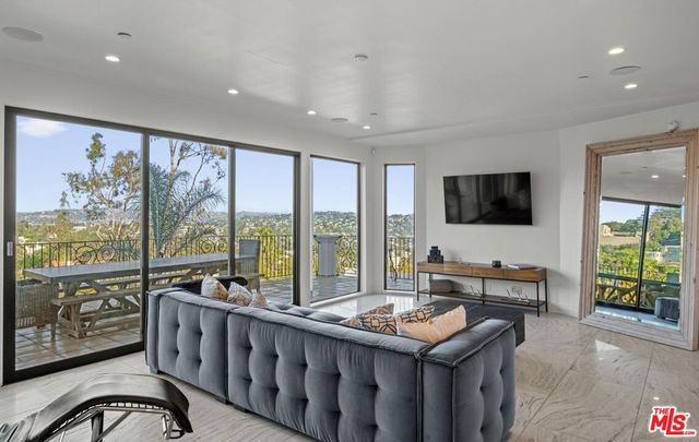 4733 Bonvue Avenue, Los Angeles, CA 90027