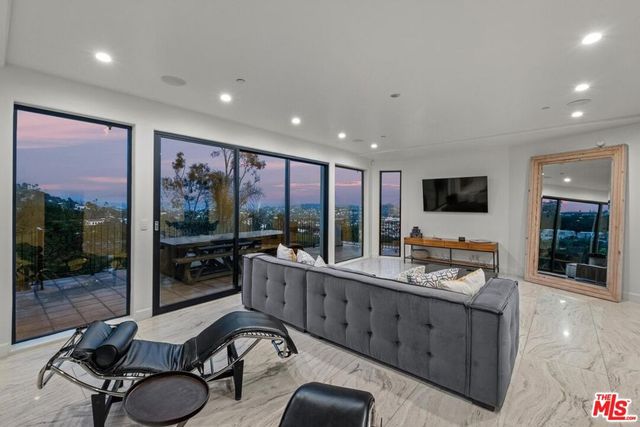 4733 Bonvue Avenue, Los Angeles, CA 90027