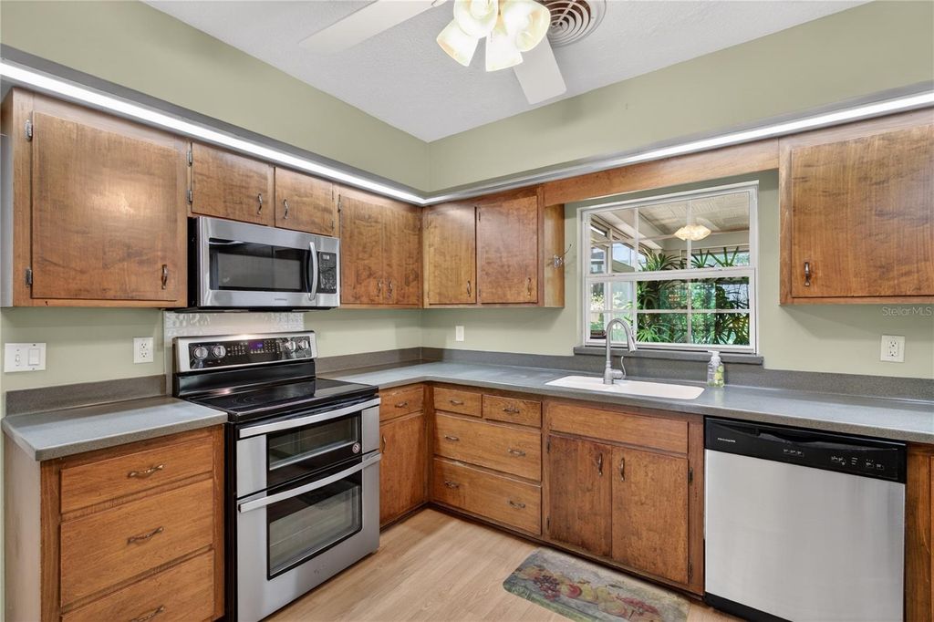 Image 13 of property listing at 1945 NORMANDY DRIVE, Mount Dora, FL 32757