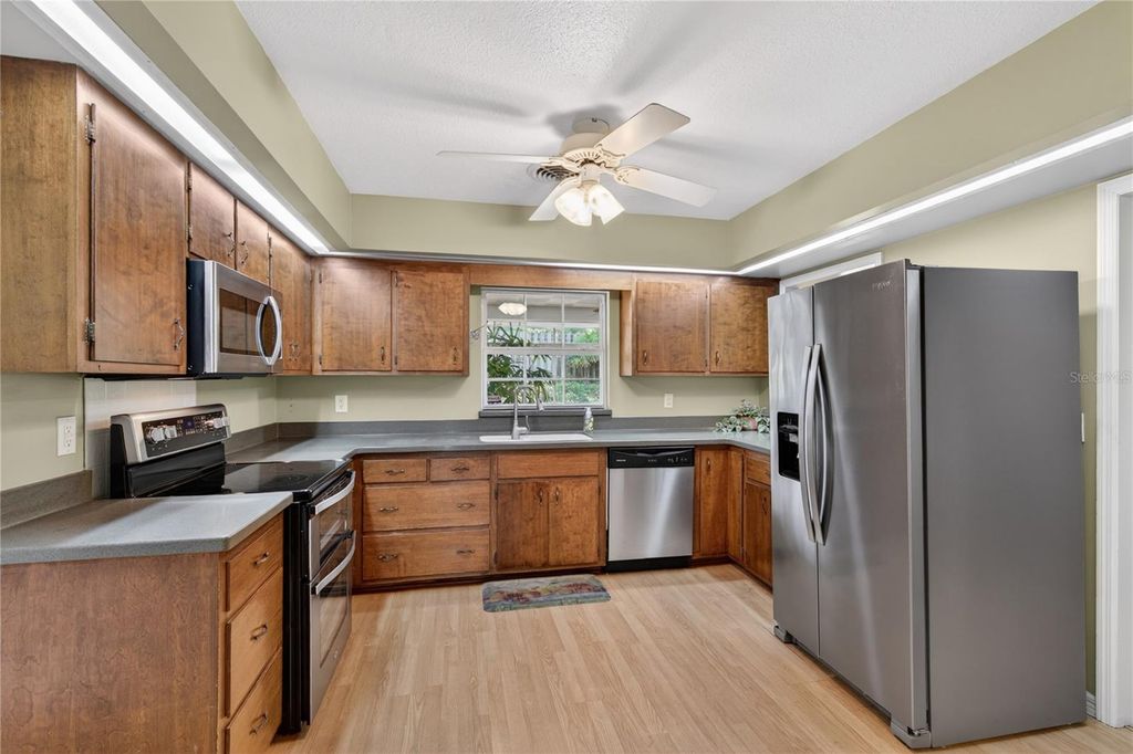 Image 14 of property listing at 1945 NORMANDY DRIVE, Mount Dora, FL 32757