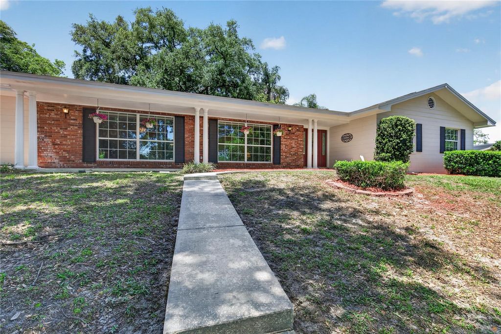 Image 4 of property listing at 1945 NORMANDY DRIVE, Mount Dora, FL 32757