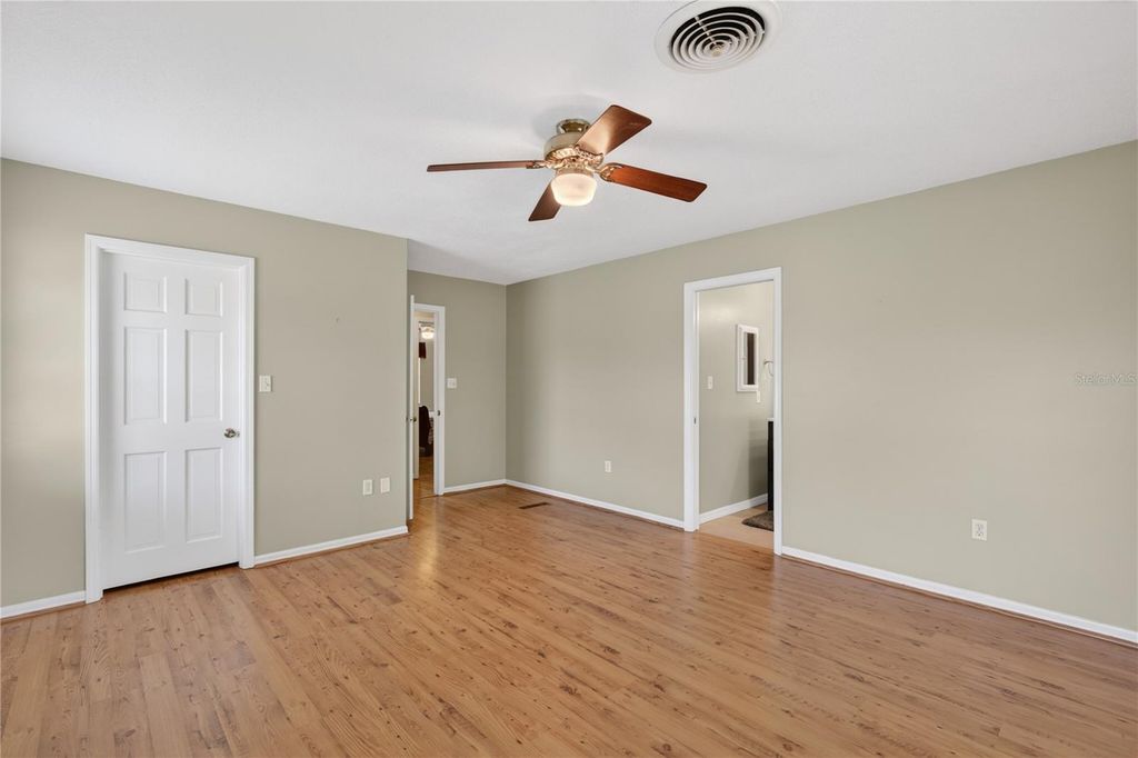 Image 31 of property listing at 1945 NORMANDY DRIVE, Mount Dora, FL 32757