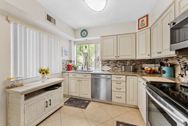 11282 Green Lake Drive 204, Boynton Beach, FL 33437