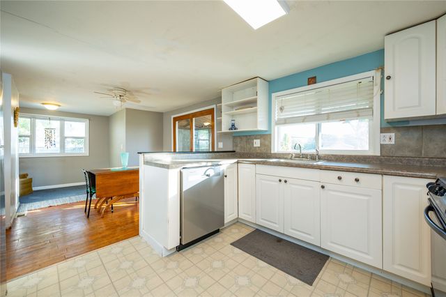 422 N 3rd Avenue E, Newton, IA 50208