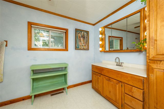 422 N 3rd Avenue E, Newton, IA 50208